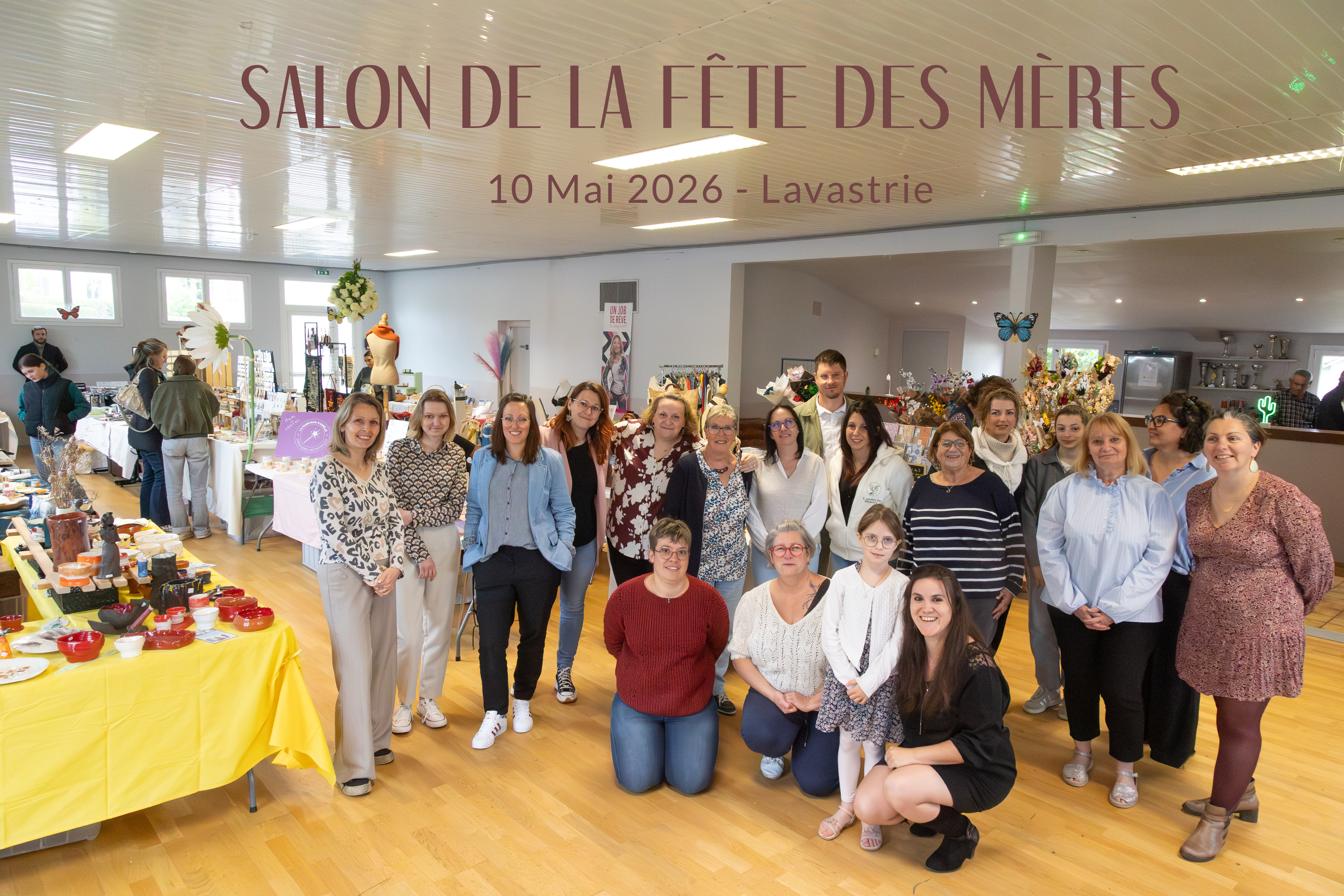 Ambiance festive d'un salon avec stands décorés de fleurs et guirlandes lumineuses